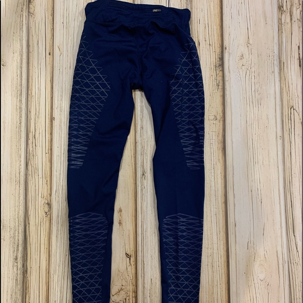 Nike yoga/running pants. Excellent used condition. Women’s XS.